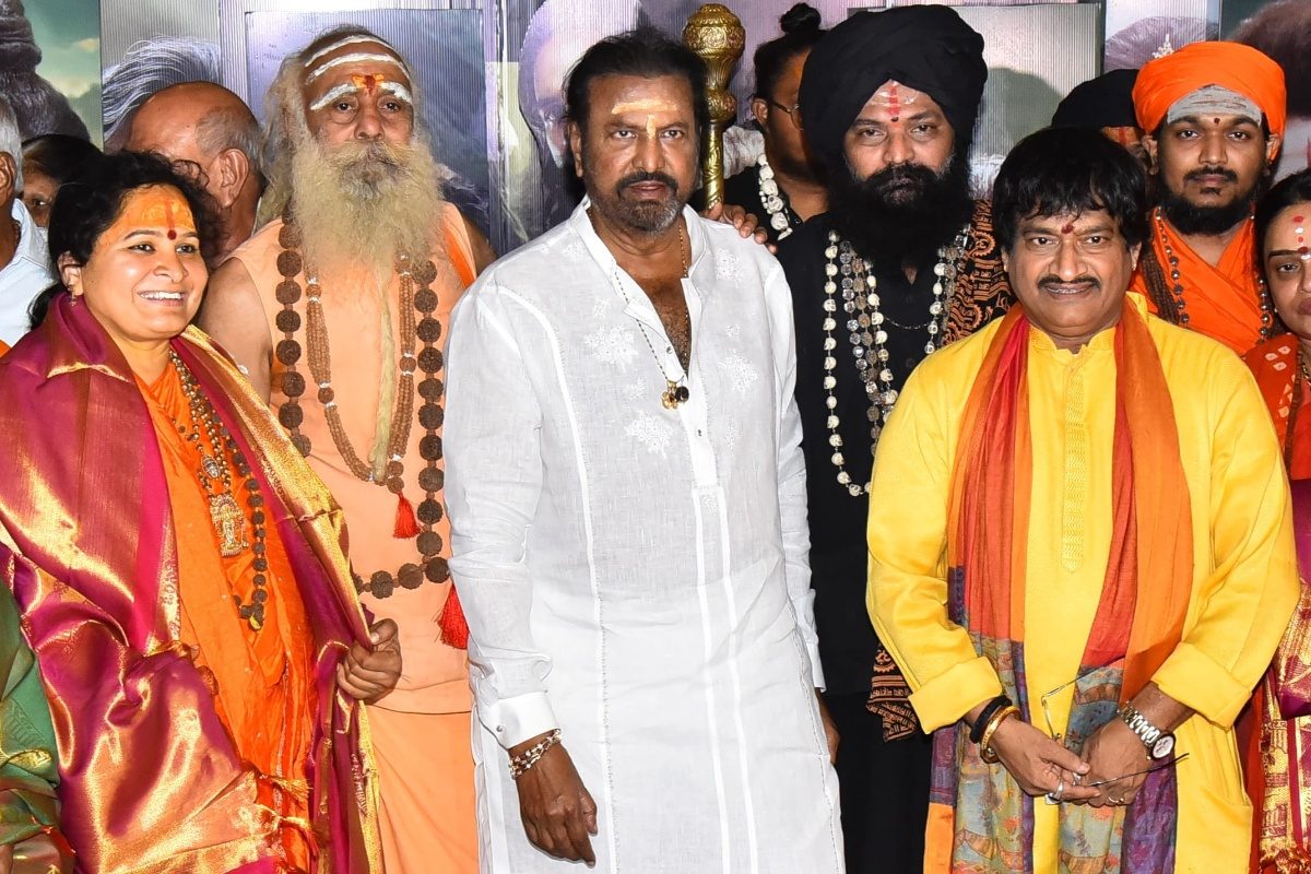 Kannappa Movie: అఘోరాలు, నాగ సాధువులతో కలిసి కన్నప్ప చూసిన మోహన్ బాబు