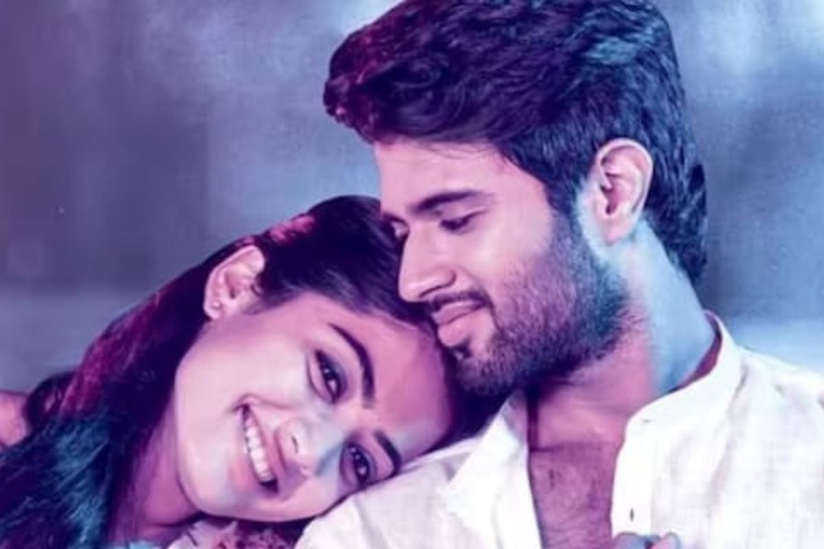 పబ్లిక్‌లో రష్మిక చేతికి ముద్దు పెట్టిన విజయ్ దేవరకొండ.. ఇద్దరి ఫేస్‌లలో పెళ్లి కళ ఉట్టిపడ