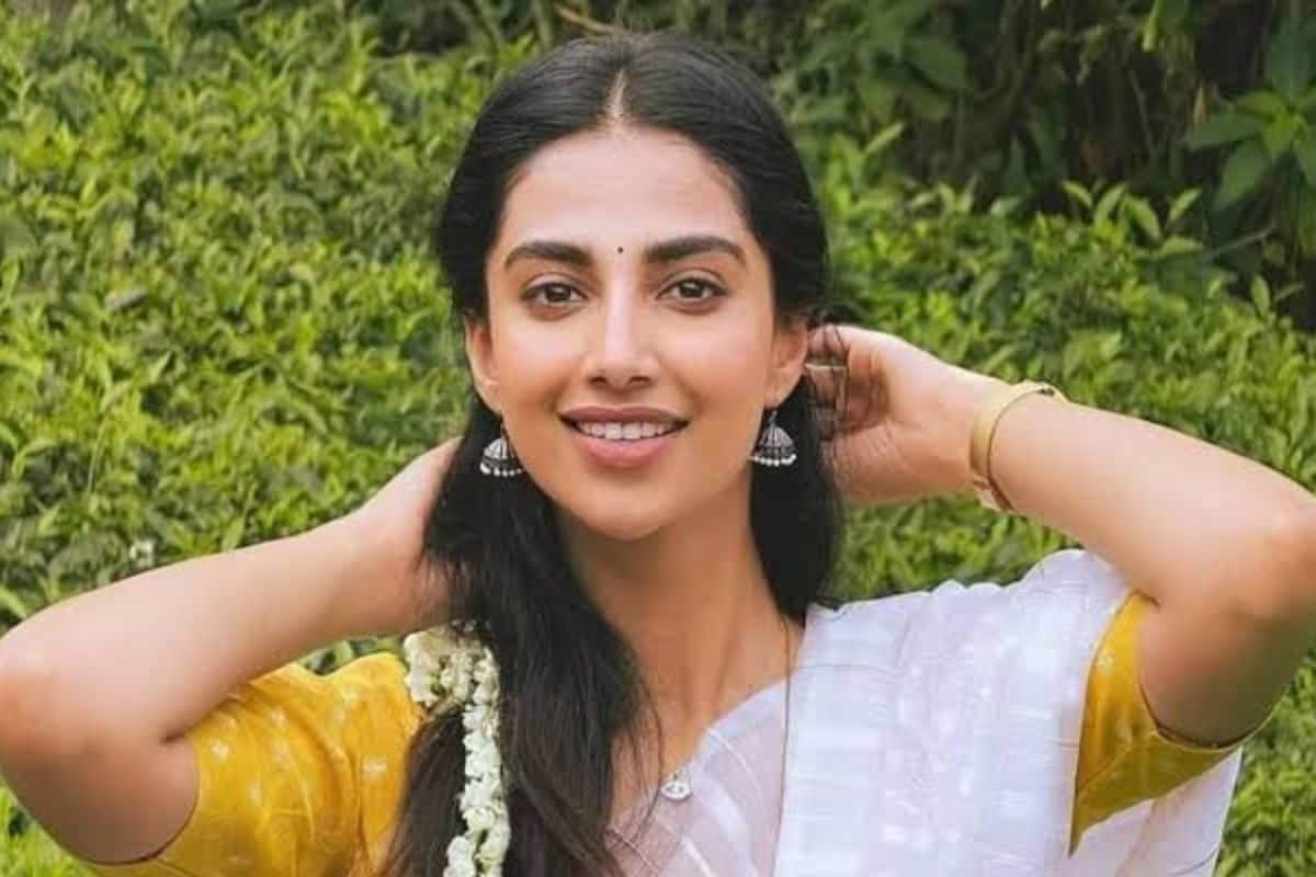 Meenakshi Chaudhary: పేరు మార్చుకున్న మీనాక్షీ చౌదరీ.. నీకింకో పేరే దొరకలేదా తల్లి..!