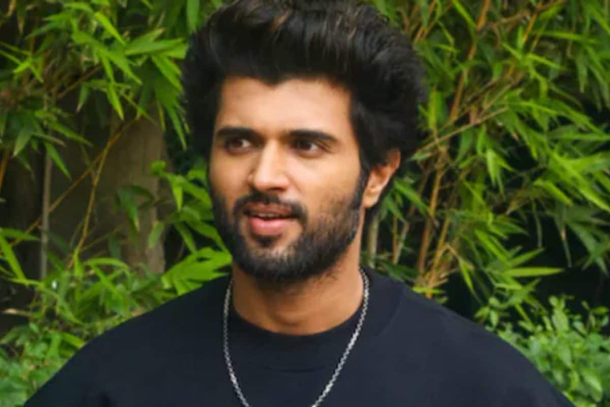 విజయ్ దేవరకొండ కారుకు ప్రమాదం.. ధ్వంసమైన కారు ముందు భాగం.. స్వల్ప గాయాలతో బయటపడ్డ విజయ్