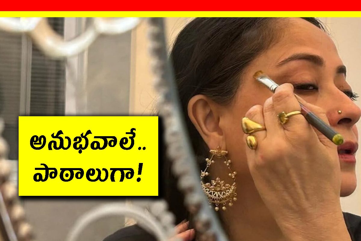 ఈ బాలీవుడ్ నటి షారుఖ్ ఖాన్‌కి తల్లిగా 2సార్లు చేసింది.. కానీ ఆయన కంటే 8 ఏళ్లు చిన్నది!