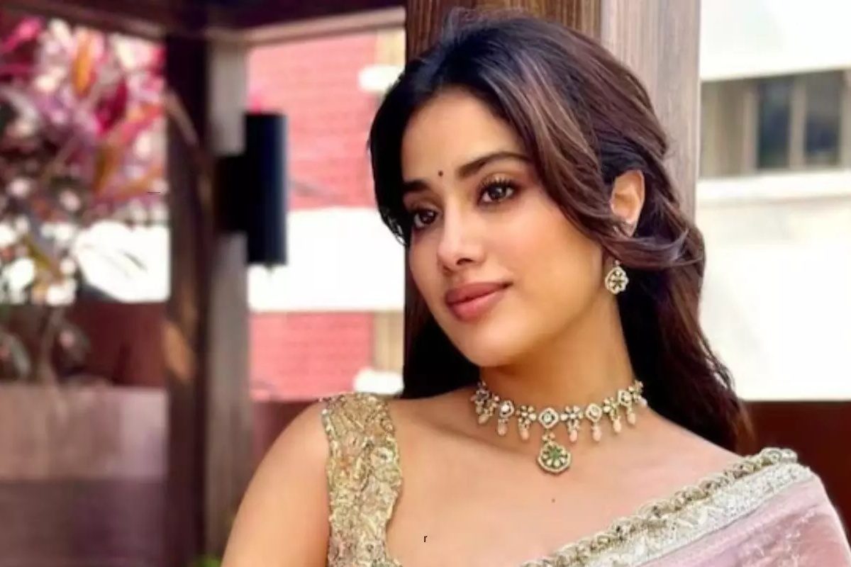 Janhvi Kapoor: లాల్‌బాగ్‌చా రాజా గణపతిని దర్శించుకున్న జాన్వీ కపూర్.. పక్కనే అతగాడు కూడా..