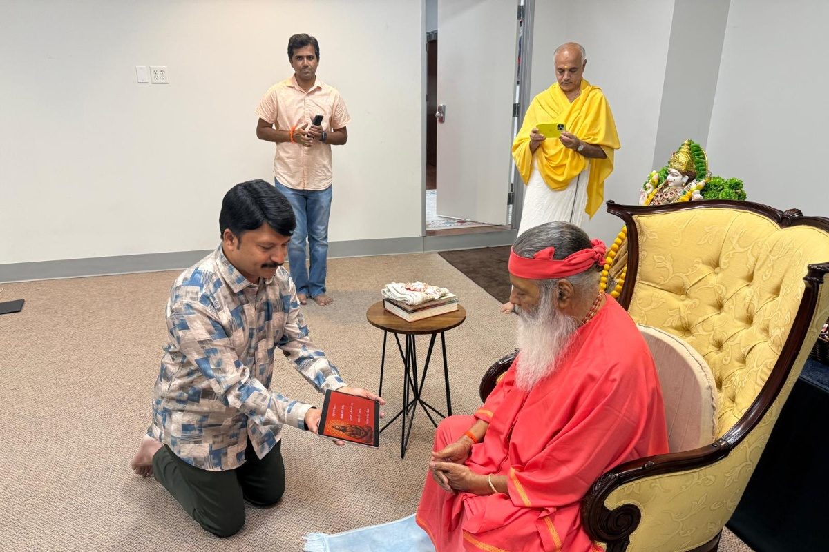 శ్రీ గణపతి సచ్చిదానంద చేతుల మీదుగా RP పట్నాయక్ హనుమాన్ చాలీసా విడుదల