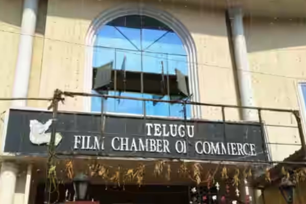 Tollywood: సినీ కార్మికుల సమ్మె.. ప్రభుత్వంతో నిర్మాతల చర్చలు..!