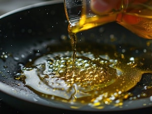 గుజరాత్ లోని మెడికల్ కాలేజీ డైటీషియన్ జ్యోతి సింగ్ అభిప్రాయం ప్రకారం.. రోజుకు మూడు టేబుల్ స్పూన్లకు మించిన నూనె తీసుకోకూడదని సూచించారు. అలాగే ఇండియన్ కౌన్సిల్ ఆఫ్ మెడికల్ రీసెర్చ్ (ICMR) ప్రకారం, ఒక వ్యక్తి రోజుకి గరిష్టంగా 15 గ్రాముల నూనె మాత్రమే తీసుకోవాలని చెప్పారు. ఎందుకంటే ఒక గ్రాము నూనెలోనే 9 కిలోకేలరీలు ఉంటాయి. అవసరానికి మించిన కేలరీలు శరీరంలో నిల్వ అవుతూ ఫ్యాటీ లివర్, బరువు పెరగడం, జీర్ణ సమస్యలు వంటి అనేక రకాల ఇబ్బందులు తెచ్చిపెడతాయి.