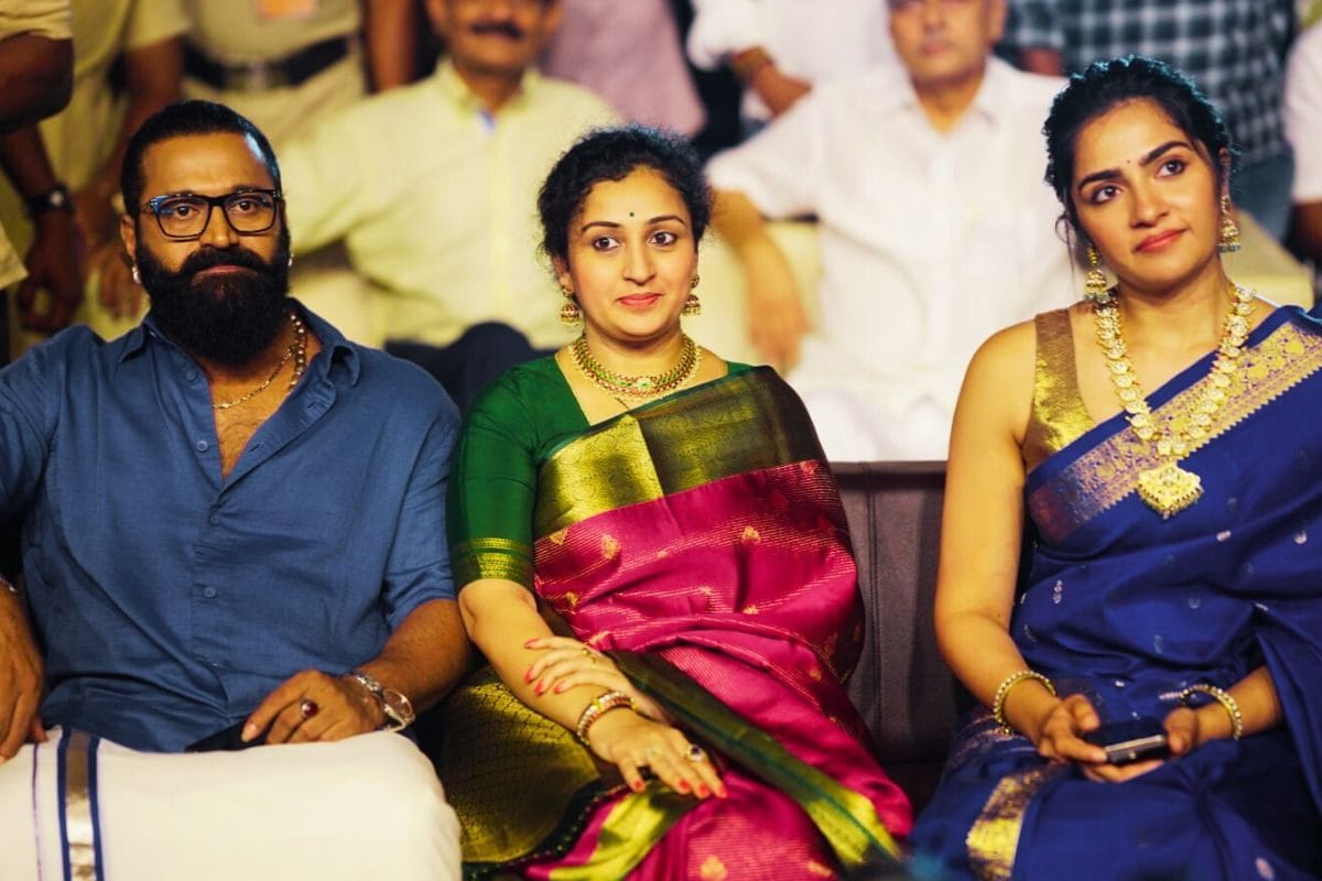 విజయవాడలో రిషబ్ శెట్టి, రుక్మిణి సందడి.. ఘనంగా 'కాంతార చాప్టర్-1' ప్రమోషన్