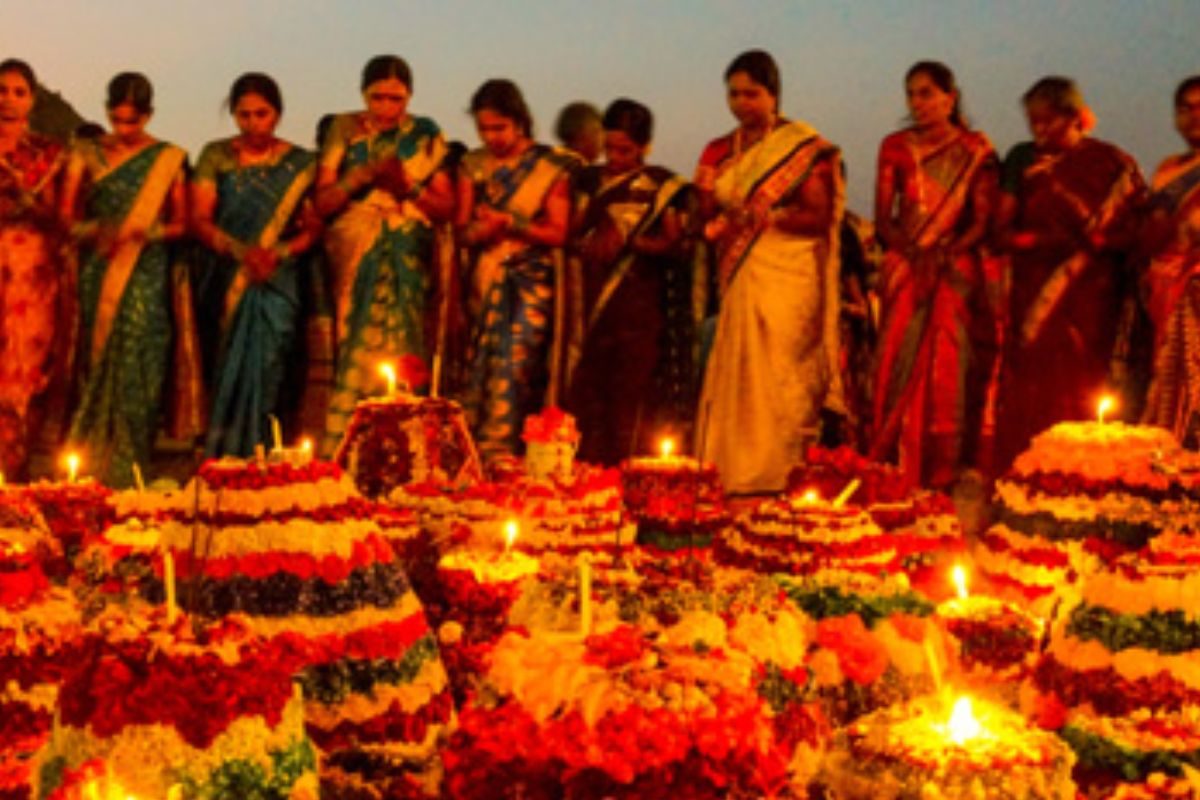 బతుకమ్మ పండగ వచ్చేసిందోచ్... ఈ 4 పాటలు నెక్స్ట్ లెవల్ అంతే.. లిరిక్స్ చూసేయండి!