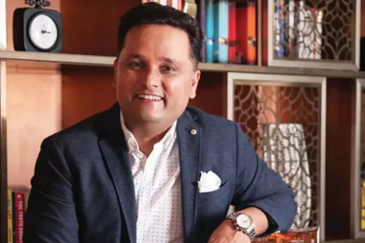 Movies: బాలీవుడ్ మన చరిత్రను ఖూనీ చేస్తోంది.. రచయిత అమీశ్ త్రిపాఠి ఫైర్..!