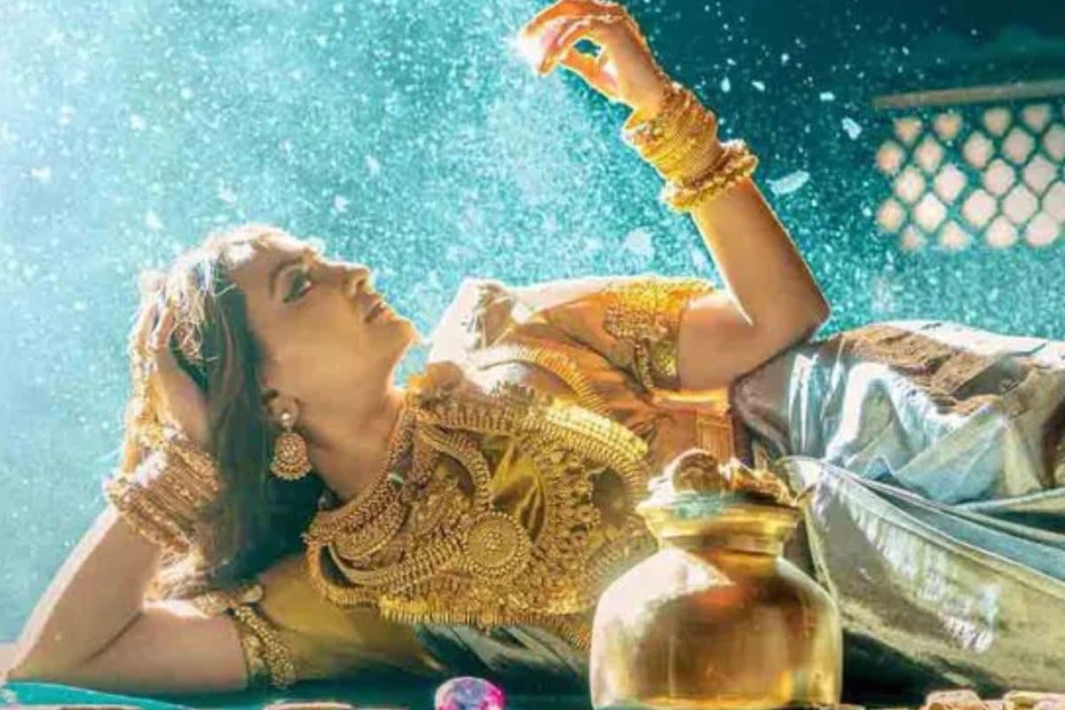 ధన పిశాచి వచ్చేస్తుంది... గూస్‌బంప్స్ తెప్పిస్తున్న సోనాక్షీ సిన్హా పోస్టర్!