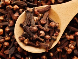 Clove in Mouth: Traditional Remedy for a Positive Day Out