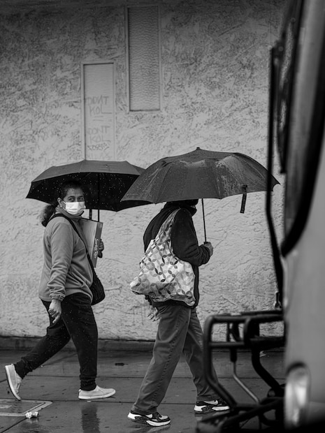 Rain Alert: ఏపీ ప్రజలకు ఒకవైపు ఎండలు తీవ్రత ఎక్కువగానే ఉంది. రాష్ట్రంలో కొన్ని ప్రాంతాల్లో గరిష్ఠ ఉష్ణోగ్రతలు నమోదవుతున్నాయి. దీంతో ఏపీ ప్రజలు వేసవి ఎండలతో బెంబేలెత్తిపోతున్నారు. Rain Alert: ఏపీ ప్రజలకు ఒకవైపు ఎండలు తీవ్రత ఎక్కువగానే ఉంది. రాష్ట్రంలో కొన్ని ప్రాంతాల్లో గరిష్ఠ ఉష్ణోగ్రతలు నమోదవుతున్నాయి. దీంతో ఏపీ ప్రజలు వేసవి ఎండలతో బెంబేలెత్తిపోతున్నారు.
