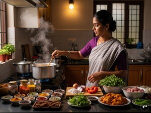 ప్రారంభంలో 3 నుండి 5 మెను ఐటెమ్స్‌తో మొదలుపెట్టడం ఉత్తమం. వెజ్ బిర్యానీ, చికెన్ కర్రీ, ఫుల్ మీల్స్, ఇడ్లీ, వడ, దోశ వంటి ఫుడ్ ఐటమ్స్ పాపులర్‌గా ఉంటాయి. ఒక్కో ఐటెం ఖర్చు, తయారీ సమయం, రుచిని నిలబెట్టుకోవడంపై దృష్టి పెట్టాలి. హైదరాబాదీ బిర్యానీ అయితే ఆ టేస్ట్ స్టాండర్డ్‌గా ఉండాలి. ఆంధ్రా ప్రాంతంలో మసాలా, స్పైసీ ఫుడ్ ఎక్కువగా ఇష్టపడతారు. (image: AI Generated)