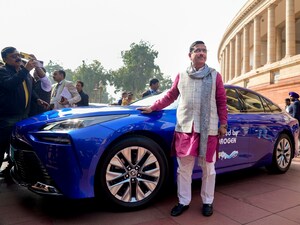 Hydrogen Car: ఇది హైడ్రోజన్‌తో నడిచే కార్... స్వయంగా నడిపిన కేంద్ర మంత్రి