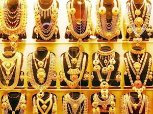 Gold Rules: త్వరలో కొత్త రూల్స్.. బంగారం కొనే వారికి అలర్ట్! రిస్క్ ఉంటుందని వార్నింగ్ ఇచ్చిన తగ్గడం లేదు!