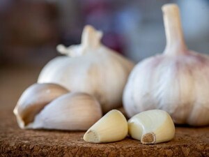 Two Garlic Cloves on Empty Stomach: Uric Acid, Cholesterol Gone!