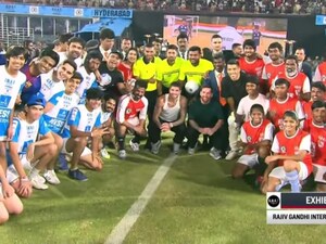 ప్లేయర్లతో మెస్సీ, రేవంత్ రెడ్డి