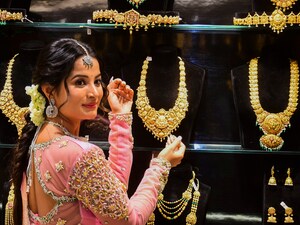 Tax on Gold: అవసరానికి నగలు అమ్మేస్తున్నారా? ఎంత పన్ను కట్టాలో తెలుసా? (ప్రతీకాత్మక చిత్రం)