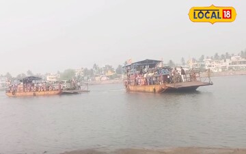 గోదావరి మధ్యలో నిలిచిపోయిన పంటు దానిపైనే ప్రయాణికులు వాహనాలు