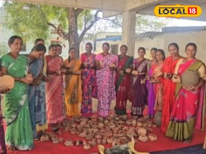 తాము తయారు చేసిన మట్టి బొమ్మలతో మహిళలు 