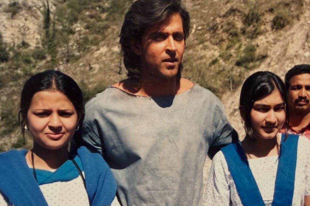 ఈ ఫొటోలో హృతిక్ రోషన్‌ పక్కన టీమిండియా క్రికెటర్ భార్య ఉంది.. గుర్తుపట్టండి చూద్దాం!!