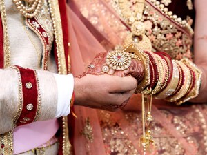 ఫ్యూచర్ జెనరలి వివాహ్ సురక్ష కూడా వివాహ రద్దు, ప్రమాదాలు, విలువైన వస్తువుల నష్టం, చోరీ, పునర్వ్యవస్థీకరణ ఖర్చులు, ప్రింటింగ్ ఖర్చులు, విక్రేతలకు అడ్వాన్స్లు, వసతి ఖర్చులు, నివాసం/స్థలం ప్రాపర్టీ, అలంకరణలు, సెట్లు, జ్యువెలరీ, ఉపకరణాలు, శాశ్వత/తాత్కాలిక వైకల్యం, మరణం, సురక్షితమైన/బలమైన గది డబ్బు నష్టం. ప్రతి పాలసీకి కొన్ని ఎక్స్క్లూషన్లు, అలాగే ఫ్యామిలీ డిస్కౌంట్లు, స్వచ్ఛంద మినహాయింపు వంటి బెనిఫిట్స్ కూడా ఉంటాయి. (ప్రతీకాత్మక చిత్రం)