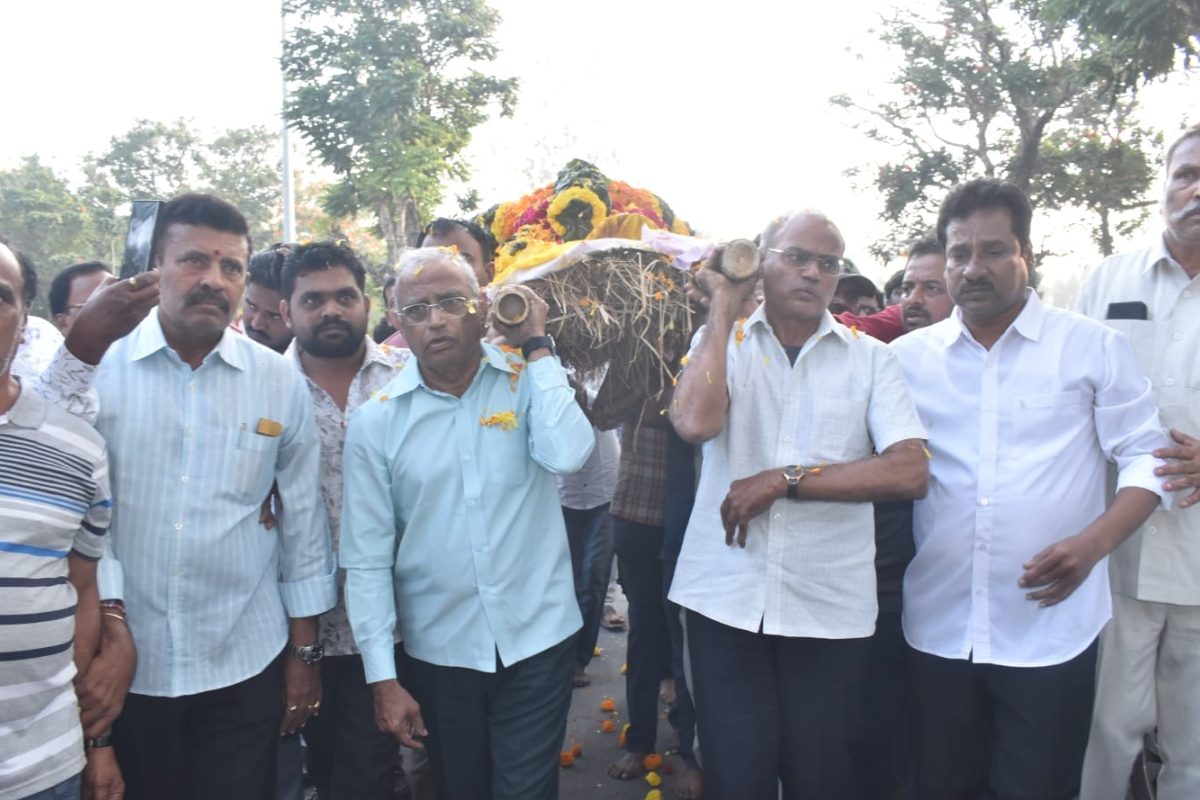 Sr Ntr: ఎన్టీఆర్ వీరాభిమాని ఎన్టీఆర్ రాజు పాడె మోసిన నందమూరి కుటుంబ వారసులు