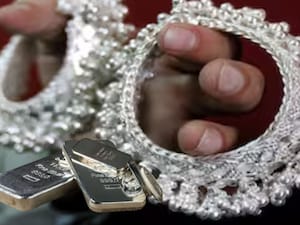 Silver Rates Prediction 2026:  ఇక వెండే బంగారం.. ఇప్పుడు కొంటే 2026లో ధనవంతులు అవ్వడం ఖాయమా?