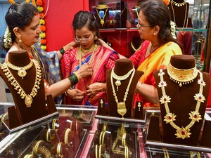 Gold Rate Today: బంగారం కొనేవారికి న్యూ ఇయర్ షాక్... కొత్త ఏడాదిలో వరుసగా పెరుగుతున్న గోల్డ్ రేట్స్ (ప్రతీకాత్మక చిత్రం)