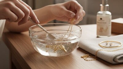 सोना साफ करते समय न करें ये गलतियां: चमक और कीमत दोनों रहेंगी सुरक्षित!