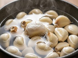 Garlic Peeling Hacks: Peel Garlic Effortlessly with These Smart Kitchen Tricks!