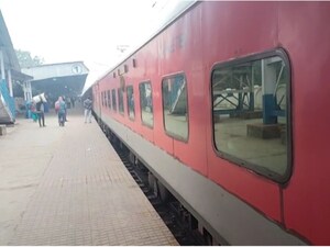 ट्रेन में पेशाब करने वाले जज की बहाली पर SC ने लगाई रोक, कृत्य को 'घिनौना' बताया.