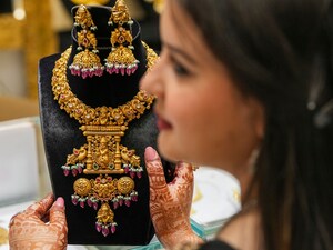 Gold Price Rise: పసిడిప్రేమికులకు షాక్... కొత్త ఏడాదిలో దూసుకెళ్తున్న బంగారం ధర... తులం ఎంతో తెలుసా? (ప్రతీకాత్మక చిత్రం)