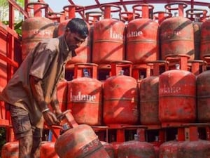 LPG Subsidy: గ్యాస్ సిలిండర్ వినియోగదారులకు షాక్! సబ్సిడీ లెక్క మారుతోంది.. ఇక జేబుకు చిల్లేనా?