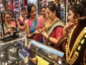 Gold Price Today: రెండు రోజుల బ్రేక్ తర్వాత మళ్లీ పెరిగిన బంగారం ధర... ఇవాళ తులం ఎంతంటే (ప్రతీకాత్మక చిత్రం)
