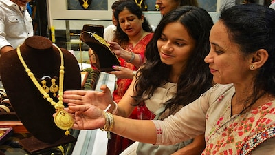 Tax on Gold: బంగారం, వెండి అమ్మితే గవర్నమెంట్‌కి ఎంత ట్యాక్స్ కట్టాలో తెలుసా? (ప్రతీకాత్మక చిత్రం)