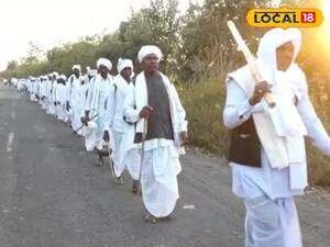 పాద యాత్రగా వెళుతున్న మెస్రం వంశ గిరిజనులు 