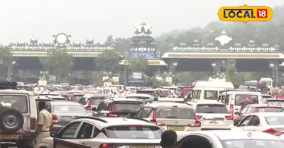 శ్రీవారి దర్శనంకి పొట్టేత్తిన భక్తులు..గరుడ సర్కిల్ వరకు బారులు తీసిన వాహనాలు..!