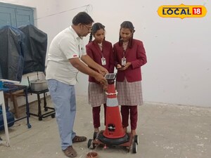 స్మార్ట్ రోడ్ కోన్ పరికరాన్ని తయారు చేసిన 9వ తరగతి విద్యార్థిని నందిని 