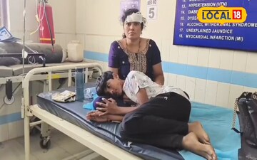 పిఠాపురం సమీపంలో పంటపొలాల్లోకి తీసుకుపోయిన ట్రావెల్స్ బస్సు 14 మందికి గాయాలు