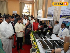 ఉచితంగా లాప్టాప్స్ పంపిణీ