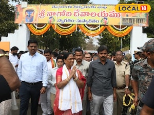 ఆలయం నుండి బయటకు వస్తున్న మంత్రి కొండా సురేఖ