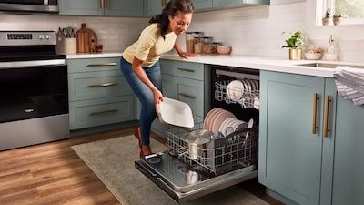 Stop Rinsing Dishes Before Dishwashing! It Harms Your Machine, Experts Warn