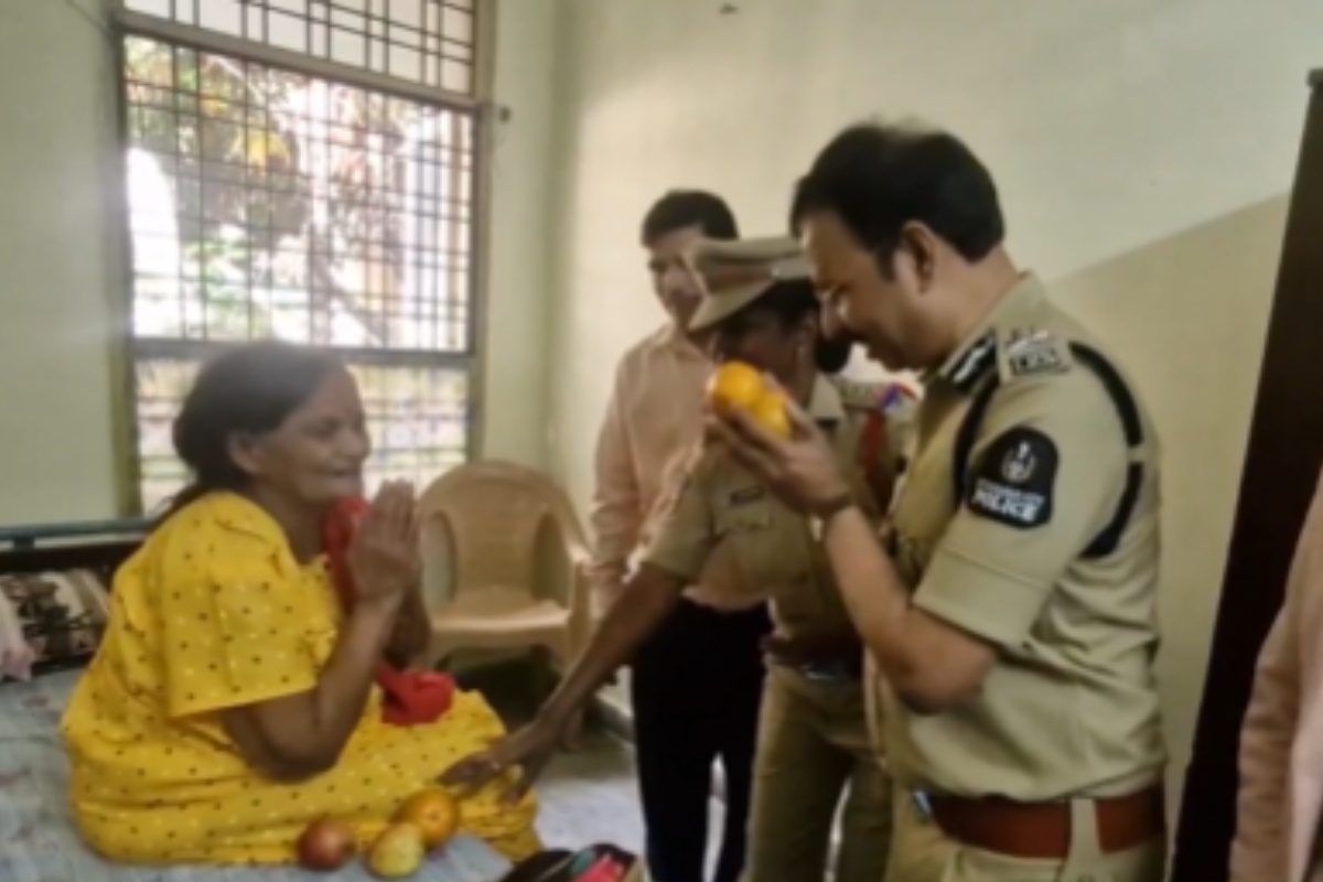 Sajjanar: సినీ నటి పావలా శ్యామలను పరామర్శించిన సజ్జనార్‌.. కొత్త సంవత్సర వేడుకలపై సీపీ పోస్ట్