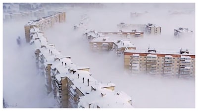 Russia Snowfall: రష్యాలో ఇటీవల జరిగిన భారీ మంచు తుఫాను అక్కడి ప్రజల జీవితాలను పూర్తిగా అస్తవ్యస్తం చేసింది. గత 146 సంవత్సరాలలో ఎన్నడూ లేని విధంగా ఇంత ప్రమాదకరమైన పరిస్థితి ఏర్పడిందని అధికారులు చెబుతున్నారు. ఇది సాధారణ మంచు వర్షం కాదు, ఒకరకంగా “మంచు సునామీ”లా మారింది.