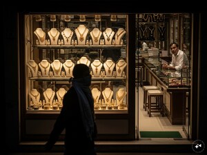 Gold Jewellery: బుర్ఖా, మాస్క్‌తో వస్తే నగల షాపులోకి నో ఎంట్రీ... ఈ కొత్త రూల్ మీకు తెలుసా? (image: AI Generated)