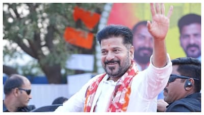 CM Revanth Reddy: అమెరికా పర్యటన పూర్తి చేసుకుని ముఖ్యమంత్రి రేవంత్ రెడ్డి హైదరాబాద్‌కు చేరుకున్న వెంటనే మున్సిపల్ ఎన్నికలపై పూర్తి స్థాయిలో దృష్టి పెట్టనున్నారు. ఫిబ్రవరి 1న ఆయన స్వదేశానికి రానుండగా, మరుసటి రోజు ఫిబ్రవరి 2న మున్సిపల్ ఎన్నికల వ్యూహంపై కీలక సమావేశాలు నిర్వహించనున్నారు. 