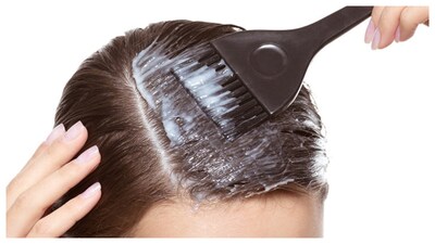 Hair Problem Tips: మారుతున్న జీవనశైలి, పని ఒత్తిడి, సరైన ఆహారం లేకపోవడం వంటి కారణాల వల్ల ఈ రోజుల్లో చాలా మంది చిన్న వయసులోనే జుట్టు సమస్యలను ఎదుర్కొంటున్నారు. ముఖ్యంగా జుట్టు తెల్లబడటం అనేది సాధారణ సమస్యగా మారింది. 