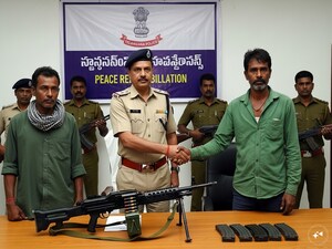 तेलंगाना में शीर्ष माओवादी कमांडरों का आत्मसमर्पण, 20 अन्य भी हथियारों के साथ शामिल.