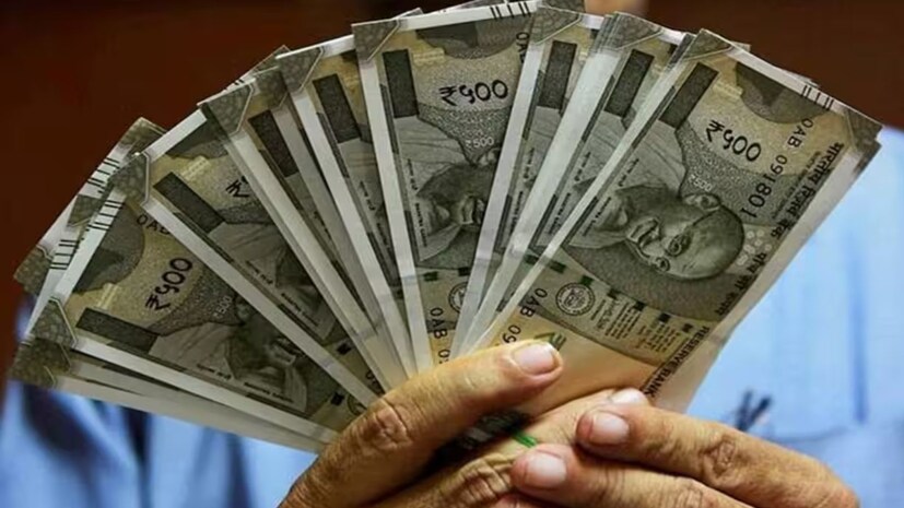  ఆర్థికంగా చూస్తే, ఈ 1.53 లక్షల మంది కొత్త వితంతు లబ్ధిదారులకు నెలకు రూ. 4,000 చొప్పున పింఛన్ అందించడం వల్ల ప్రభుత్వ ఖజానాపై నెలకు సుమారు రూ. 61 కోట్ల అదనపు భారం పడనుంది. ఇప్పటికే ప్రభుత్వం 'స్పౌజ్ కేటగిరీ' కింద పింఛన్ పొందుతున్న భర్త చనిపోతే, తక్షణమే ఆ తర్వాతి నెల నుంచి భార్యకు పింఛన్ బదిలీ చేసే ప్రక్రియను అమలు చేస్తోంది. ఈ విధానం ద్వారా ఇప్పటికే సుమారు 2.30 లక్షల మందికి లబ్ధి చేకూరింది. అయితే 60 ఏళ్ల లోపు ఉండి, స్పౌజ్ కేటగిరీ పరిధిలోకి రాని వితంతువుల నుంచి వస్తున్న విన్నపాల మేరకు ప్రభుత్వం ఇప్పుడు ప్రత్యేకంగా వారికి ప్రాధాన్యత ఇస్తోంది.