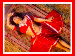 Rajisha Vijayan: మలయాళ చిత్రం "మస్తిష్క మరణం" నుంచి విడుదలైన ఫస్ట్ సింగిల్ కోమల తామర. క్రిషాండ్ దర్శకత్వం వహించిన ఈ సైబర్‌పంక్ సై-ఫై కామెడీలో రజిషా విజయన్ గ్లామరస్ ఐటెమ్ డాన్స్ చేసింది. వర్కీ సంగీతం సారించిన ఈ పాటకు ప్రణవం శశి మెయిన్ వోకల్స్, అనిల్ లాల్ (మలయాళం ర్యాప్ & లిరిక్స్), ఆండ్రే (తమిళం ర్యాప్ & లిరిక్స్) అదనపు వాయిస్ ఇచ్చారు. సౌత్‌సైడ్ బీట్స్‌తో రెట్రో ఫీల్ కలిగిన ఈ గ్రూవీ ట్రాక్, సాంప్రదాయ ఇమేజరీ (కోమల తామర, వేడి సాయంత్రం దీపం)ను ఆధునిక స్లాంగ్ (skibidi, rizz, delulu)తో మిక్స్ చేసి ఫన్ వైబ్ ఇస్తుంది. రజిషా విజయన్ డాన్స్ మూవ్స్ హైలైట్. జనవరి 9, 2026న విడుదలైన లిరికల్ వీడియో ఇప్పటికే 13 లక్షలకుపైగా వ్యూస్ సాధించింది. వైరల్ ఐటెమ్ సాంగ్!